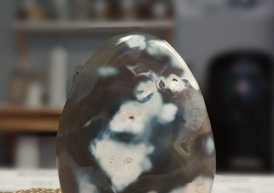 Orca Agate: Unique Patterns and Vibrant Colors